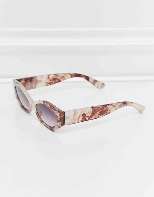 Load image into Gallery viewer, Polycarbonate Frame Wayfarer Sunglasses
