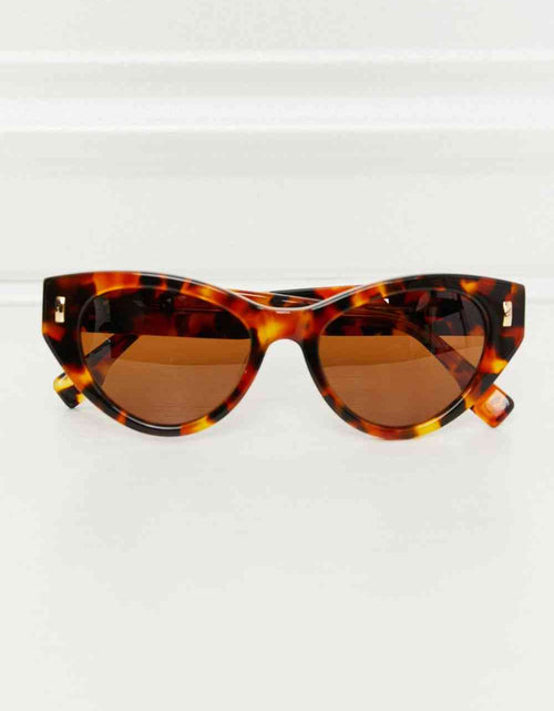 Load image into Gallery viewer, Tortoiseshell Acetate Frame Sunglasses
