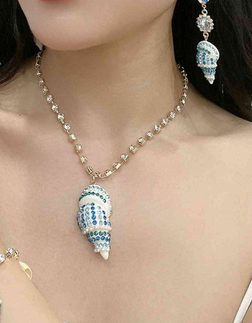 Load image into Gallery viewer, Conch Pendant Rhinestone Necklace
