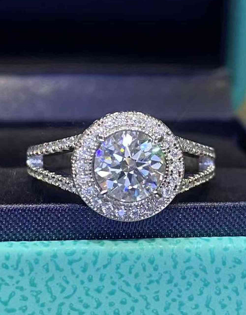 Load image into Gallery viewer, Shiny and Chic 1 Carat Moissanite Ring
