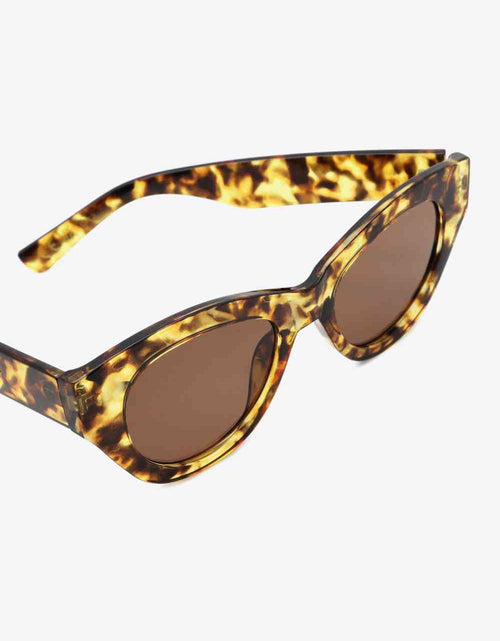 Load image into Gallery viewer, Tortoiseshell Polycarbonate Wayfarer Sunglasses
