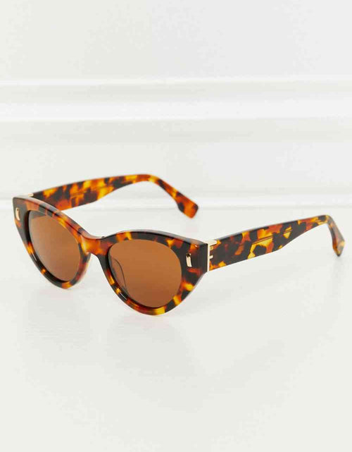 Load image into Gallery viewer, Tortoiseshell Acetate Frame Sunglasses
